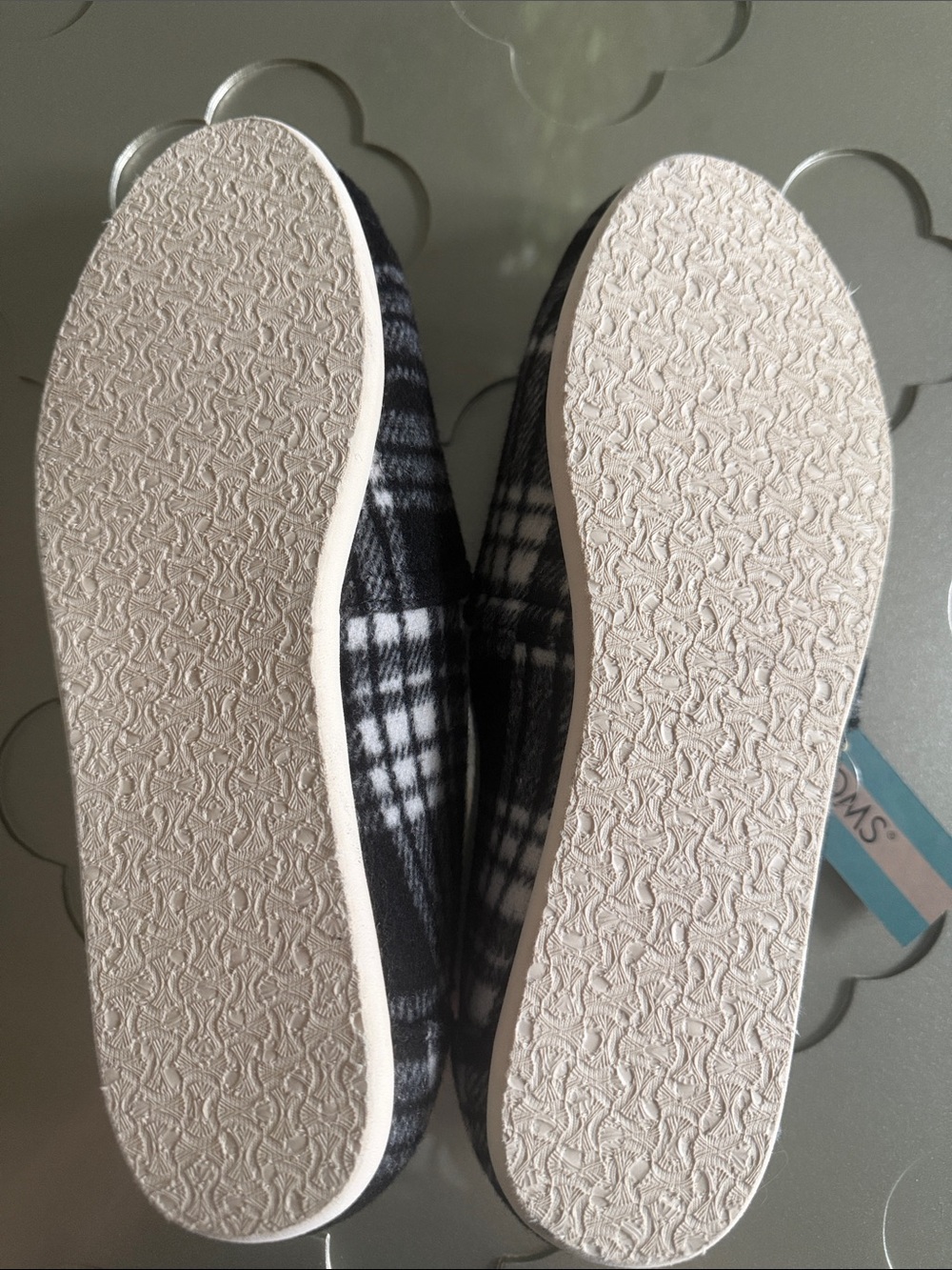 TOMS Belmont Flats Size 7.5 Women’s NWT Black & White Plaid Faux Shearling - Picture 10 of 12